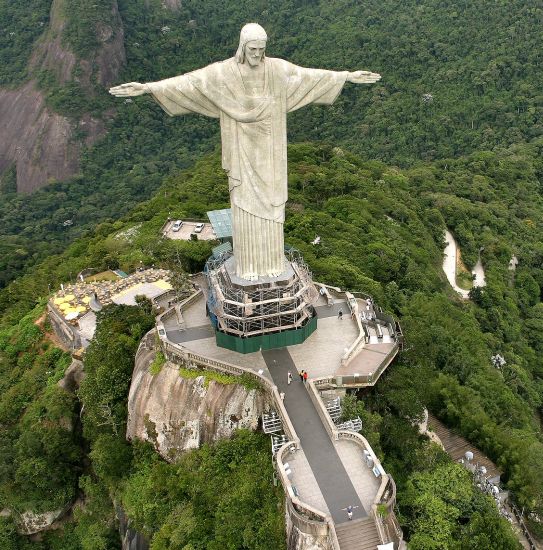 Christ the Redeemer ( 'Cristo Redentor' ) atop Corcovado mountain in Rio de Janeiro