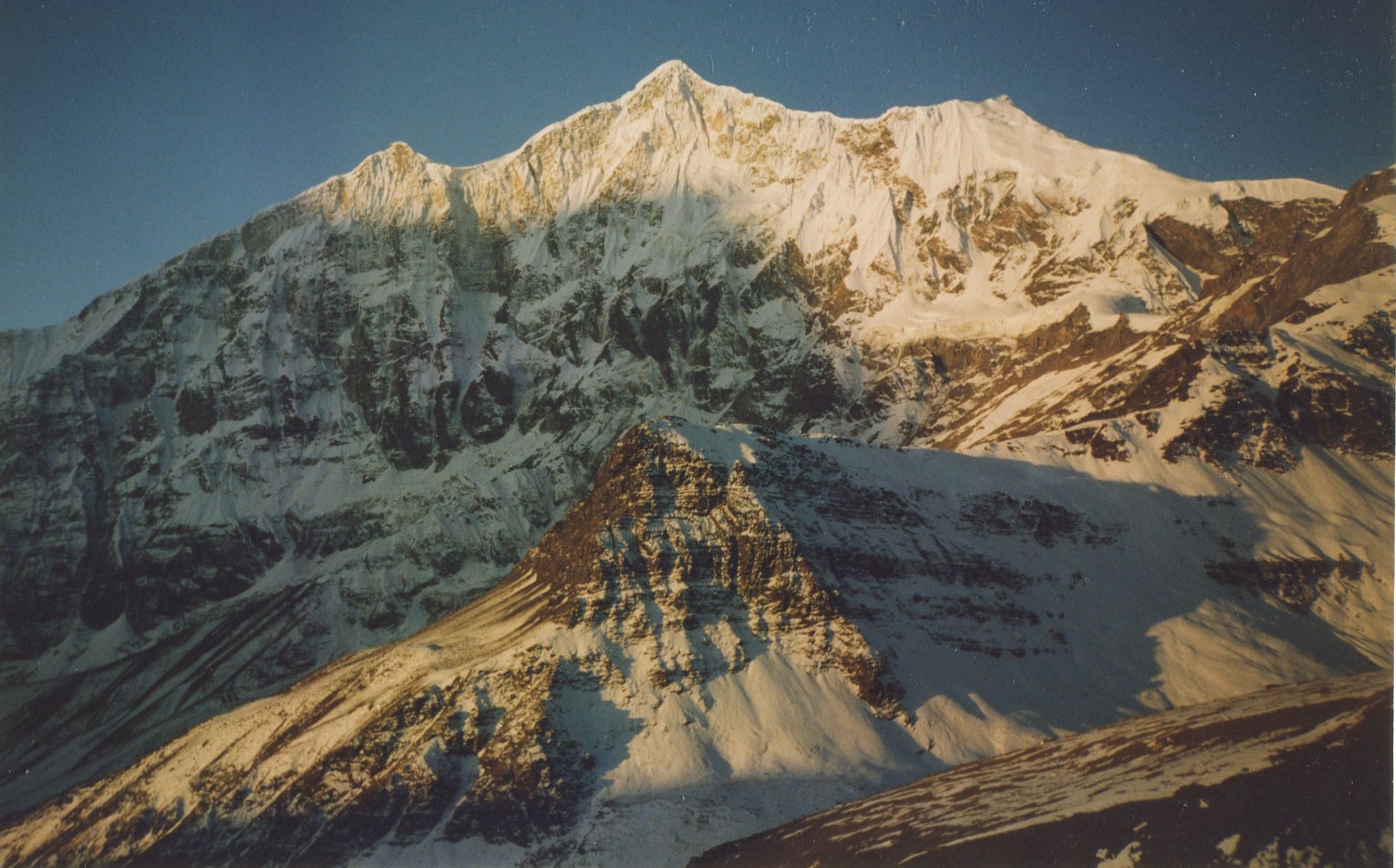 Sunrise on Tukuche Peak on ascent of Thapa Peak