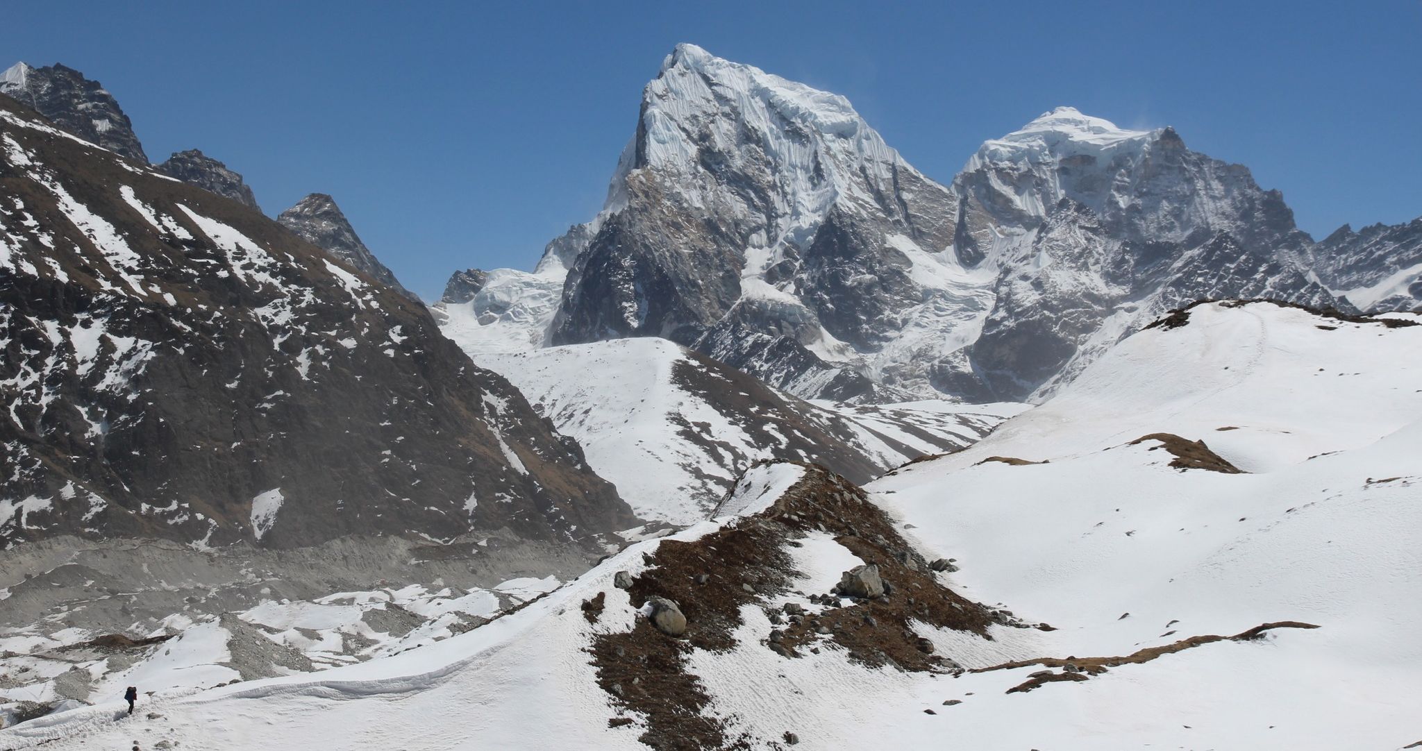 Mount Cholatse ( 6440m ) and Taboche above the Ngozumpa Glacier in the Gokyo Valley