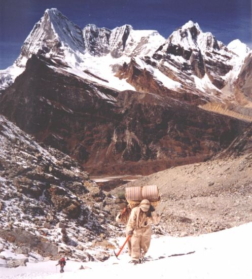 Peak 43 ( Kyshar ) and Mount Thamserku ( 6608 metres ) on ascent to Mera La