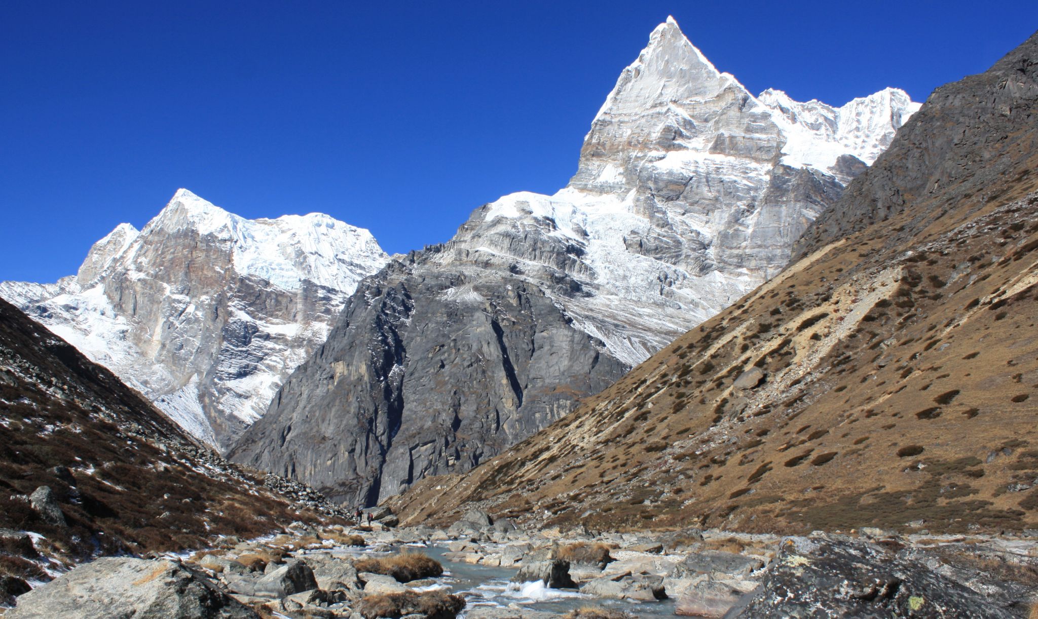 Kusum Kanguru and Peak 43 ( Kyashar ) on ascent to Mera La from Hinku Valley