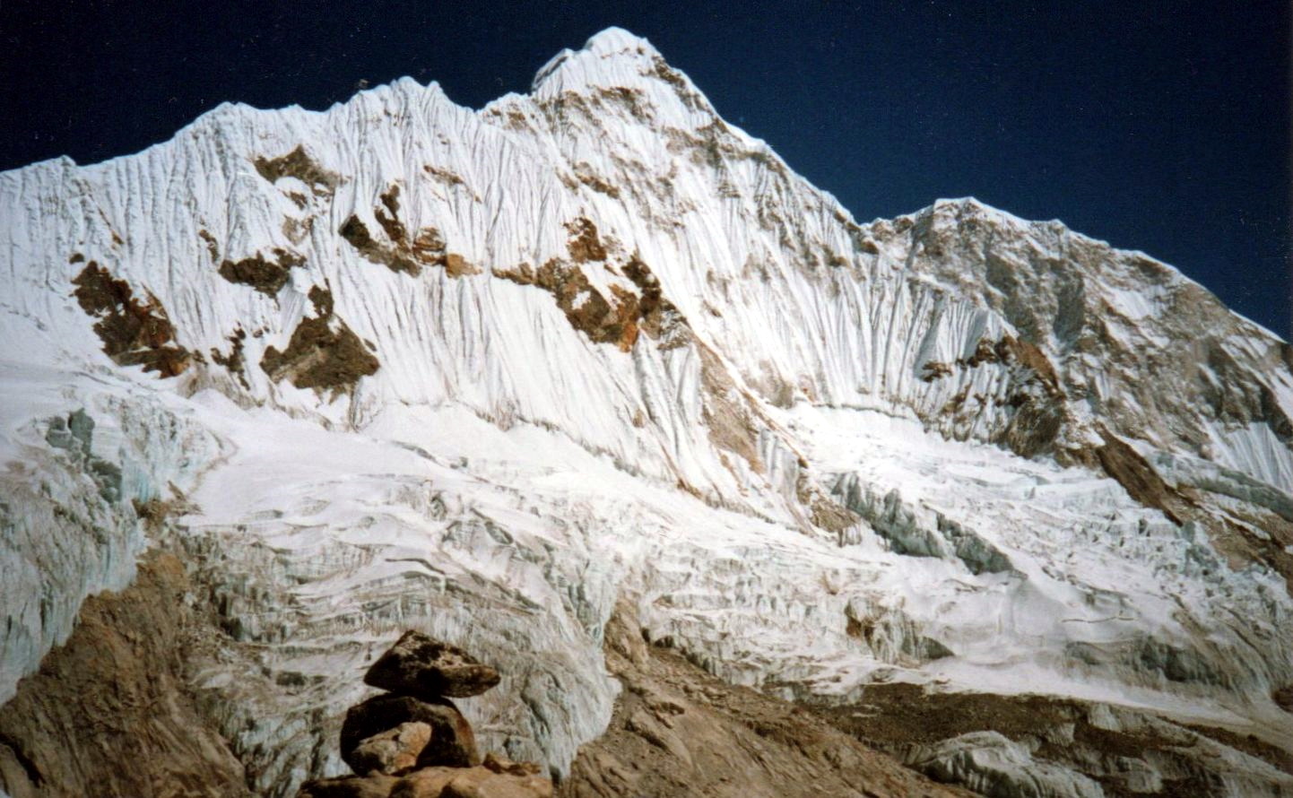 Mount Baruntse ( 7129m ) from above the Panch Pokhari at the head of the Hongu Valley