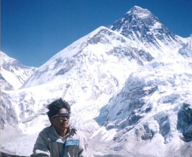 Nima Lakpa Sherpa and Mt.Everest from Kallar Pattar