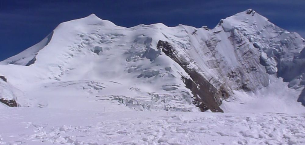 Himlung Himal ( 7126m ) in The Peri Himal on descent from Larkya La