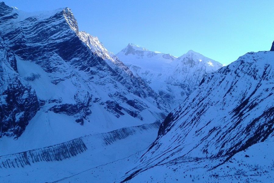 Himalayan Peaks on ascent to Larkya La