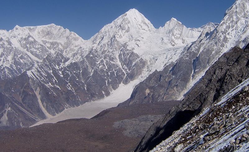 Himlung Himal ( 7126m ) in The Peri Himal on descent from Larkya La