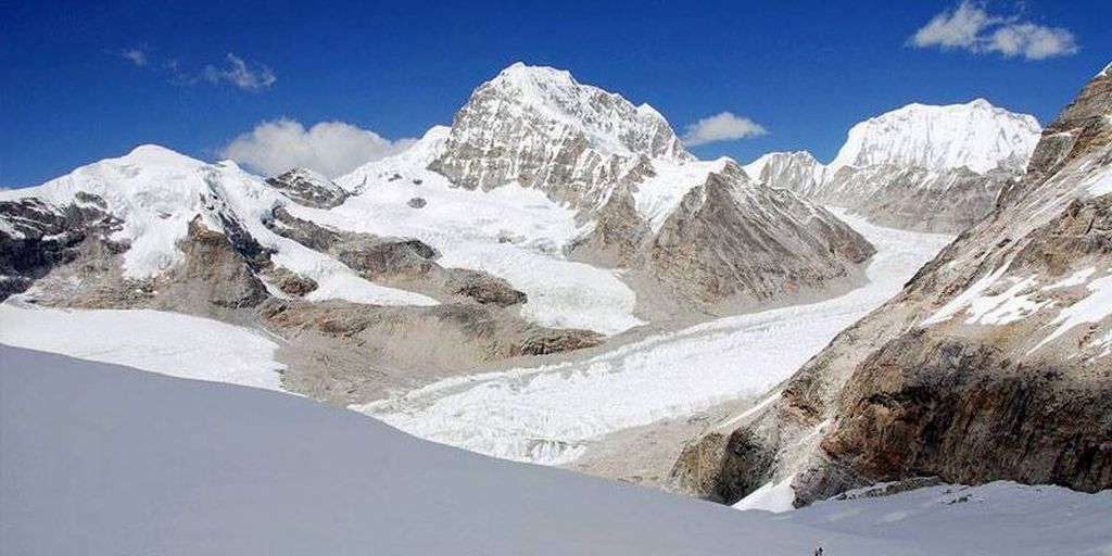 Trakargo ( 6793m ), Menlungtse ( 7181m ) and Drolamboa Glacier from Parchamo