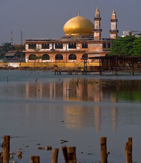 The Dubai International ( Nur il-Ihsan ) Mosque in Phnom Penh