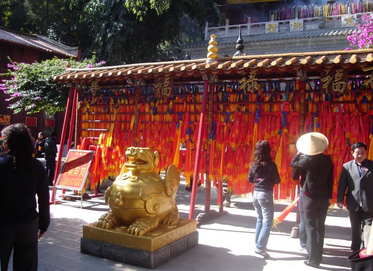 Hillside Temple on route to Shilin