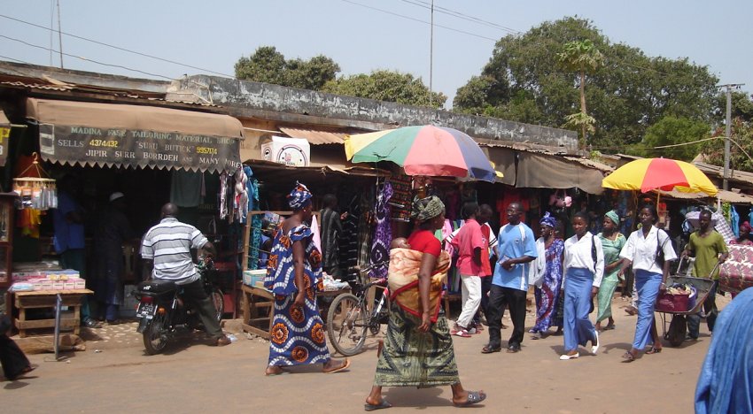 Main Street ( Sayer Jobe Avenue ) in Serekunda
