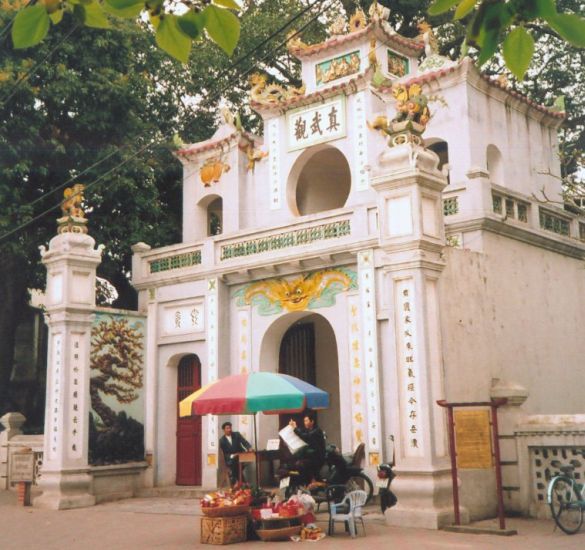 Quan Thanh Temple near West Lake ( Ho Tay ) in Hanoi