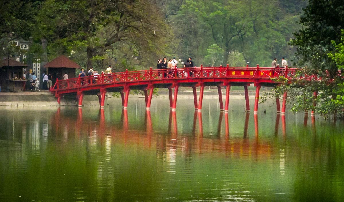 Thea Huc Bridge to Jade Mountain Temple ( Ngoc Son ) in Sword Lake ( Ho Hoan Kiem )