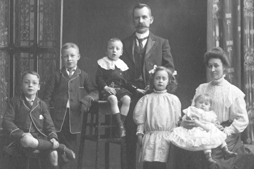 Charles Welch Ingram, 1852 - 1898, and family: James, Charles, John, Edith, Lindsey, Margaret