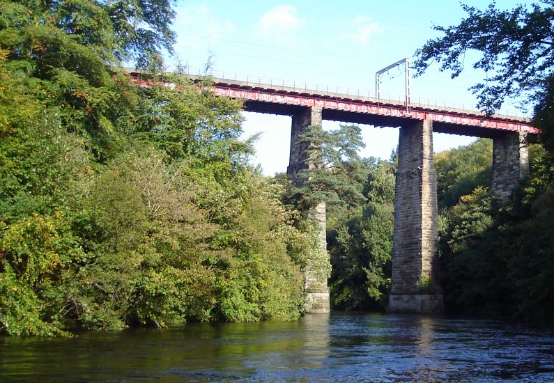Railway viaduct over River Clyde from walkway to Baron's Haugh