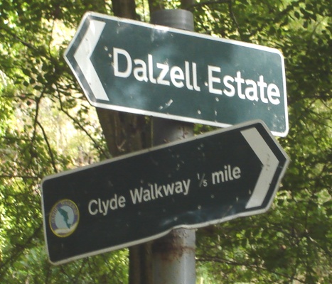 Sign to Clyde River Walkway in Dalzell Park
