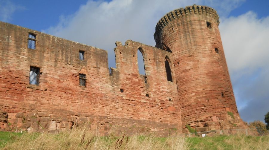 Bothwell Castle from the walkway along the River Clyde