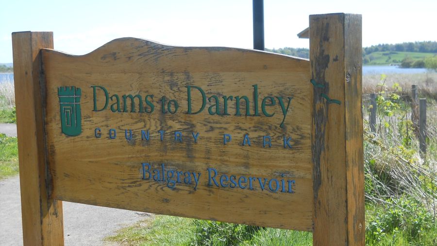 Signpost at Balgray Reservoir in Dams to Darnley Country Park