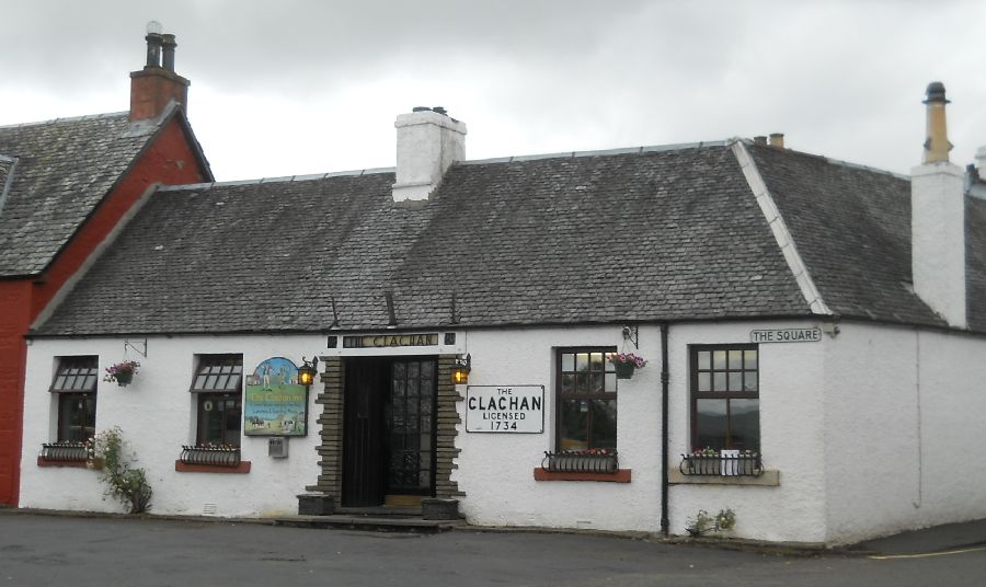 Clachan Inn in the village square of Drymen