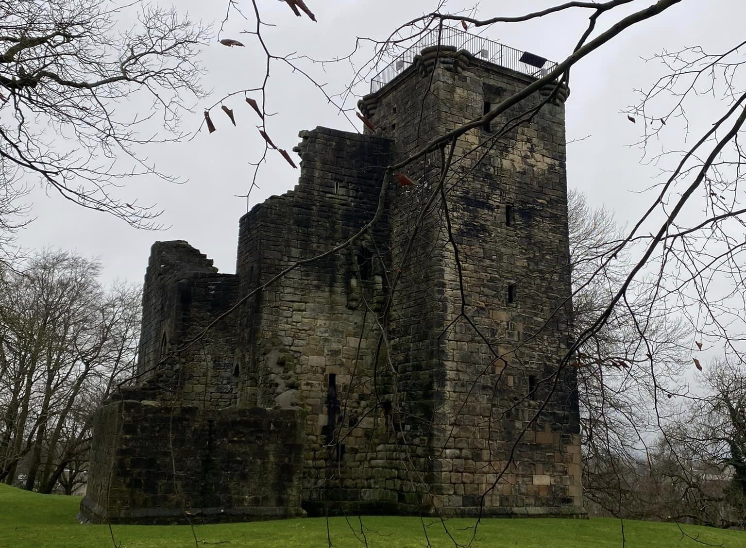 Crookston Castle near Rosshall Park