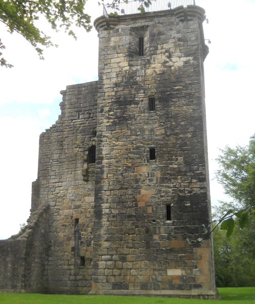 Crookston Castle near Rosshall Park