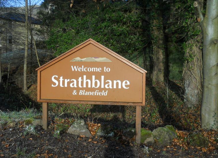 Signpost at entry to Strathblane