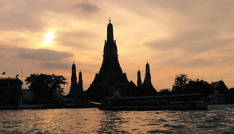 Sunset at Wat Arun, the Temple of Dawn, in Bangkok