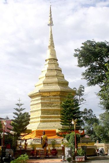Chedi at Wat Phra That Chom Thong in Chiang Rai in Northern Thailand