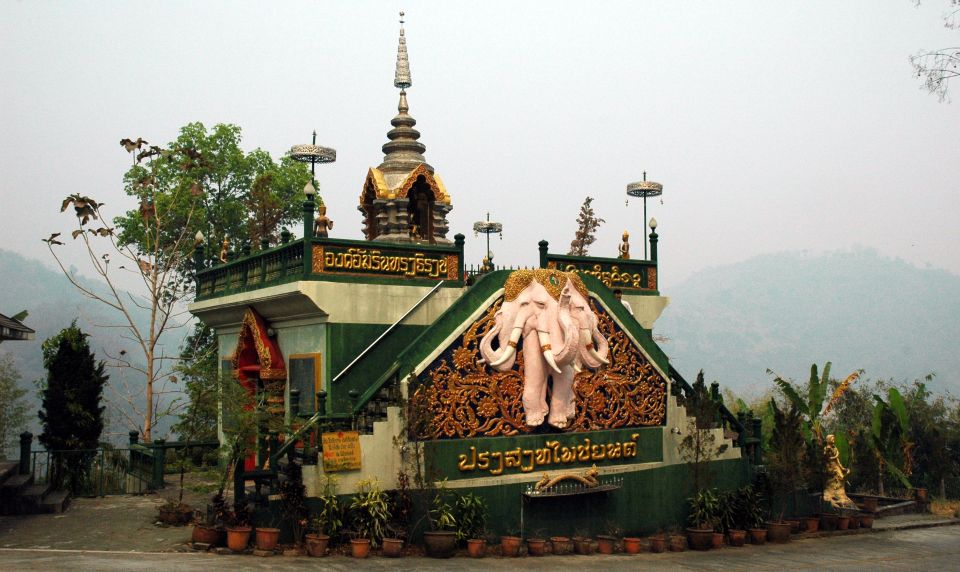 Burmese temple - Wat Phra That Wai Dao at Mae Sai River