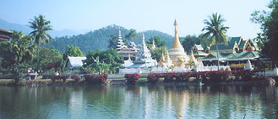 Jong Kham Lake and Wat Jong Kham in Mae Hong Song
