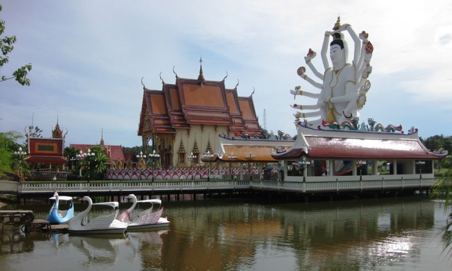 Wat Plai Laem in Nakhon Sawan