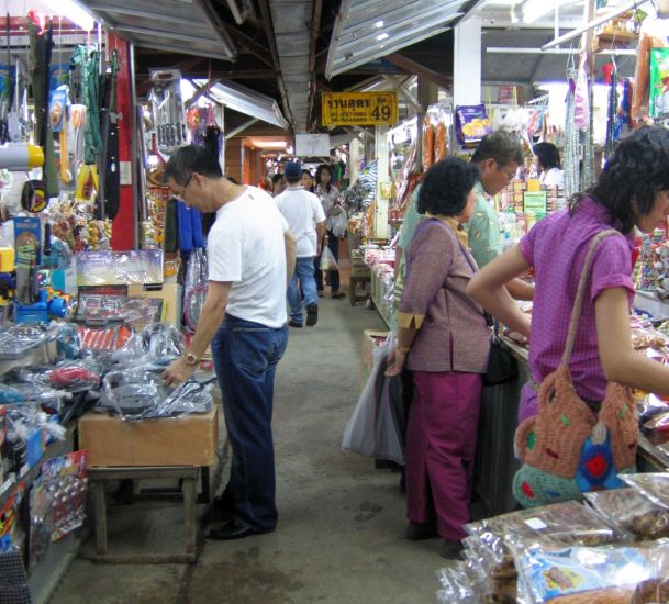 Market at Rim Moie River border with Burma