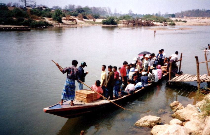 Ferry across the Moie River from Thailand to Burma