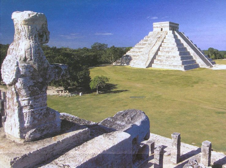 Kulkulkan Pyramid, Warrior Temple ( Chichen Itza ) in Yucatan, Mexico