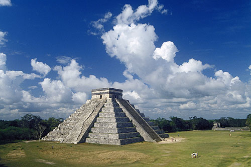 Kulkulkan Pyramid, Warrior Temple ( Chichen Itza ) in Yucatan, Mexico