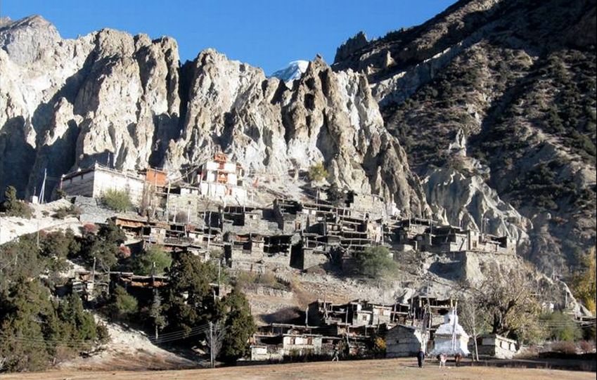 Braga Gompa ( Buddhist Monastery ) in Manang Valley on the approach to Manang Village
