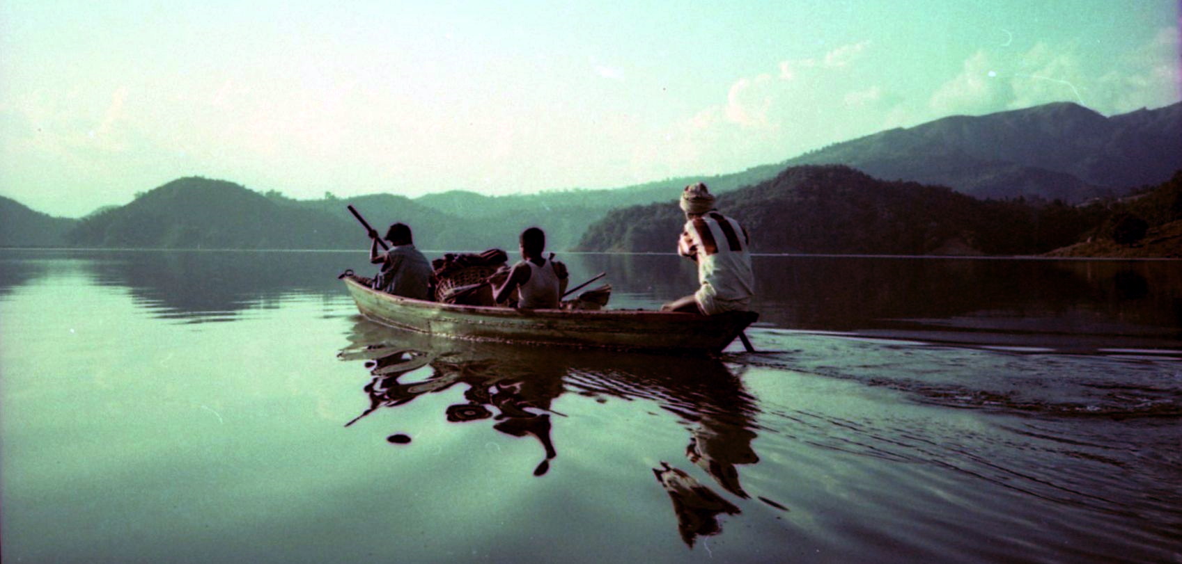 Canoe trip across Begnas Tal