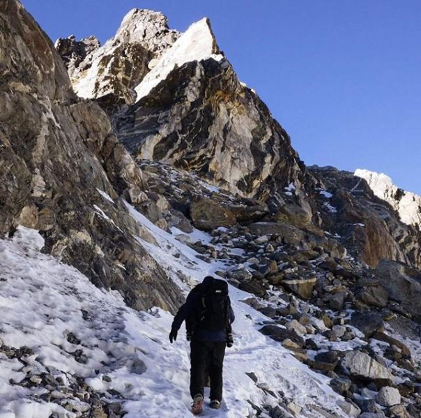 Ascent to Chola La on route to Gokyo Valley