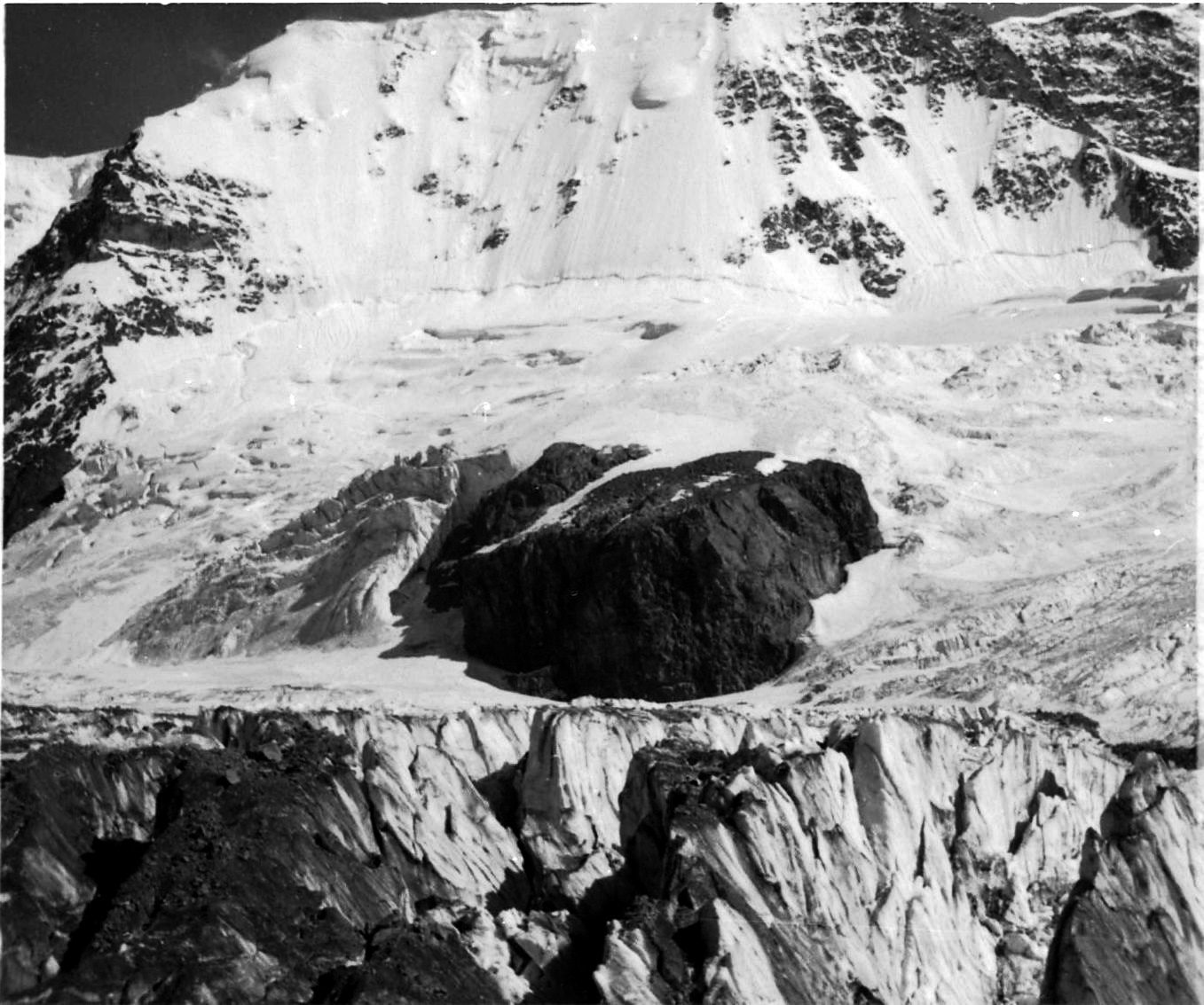 Ebnefluss ( Abeni Flue ) Nord Wand ( North Wall ) from Rot Tal Hut