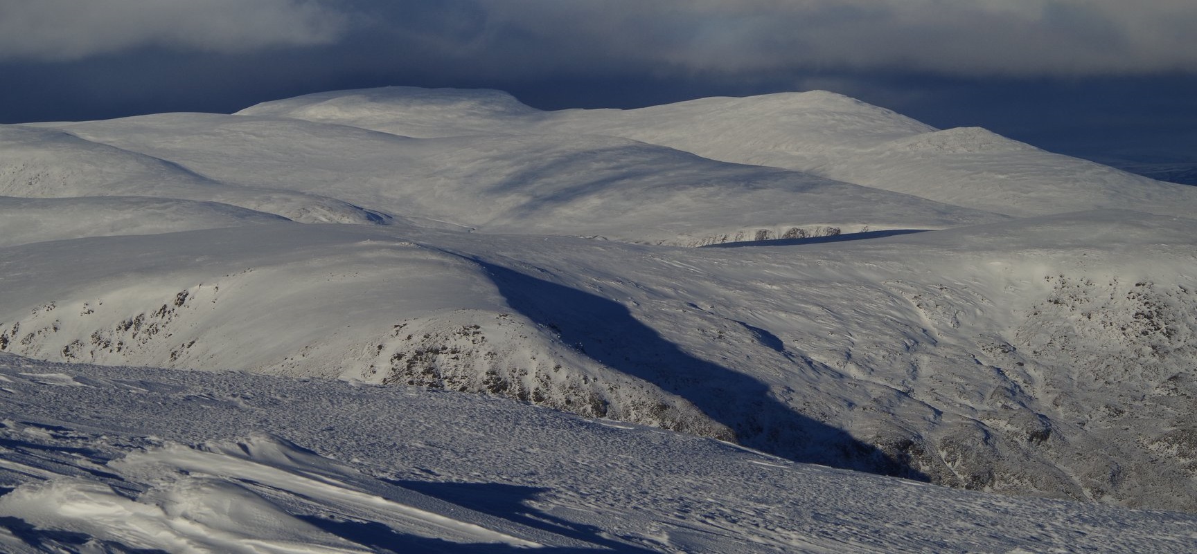 Driesh ( 947m ) and Mayar ( 928m ) above Glen Cova