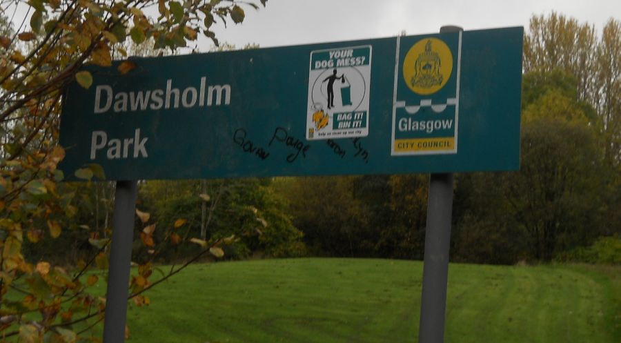 Signpost at entrance to Dawsholm Park