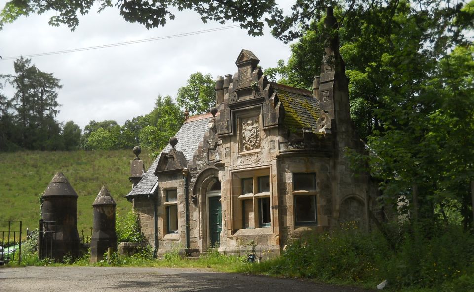 Lodge House at entrance to Cameron House on John Muir Way