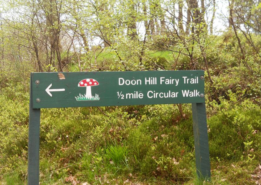 Signpost to Doon Hill outside Aberfoyle