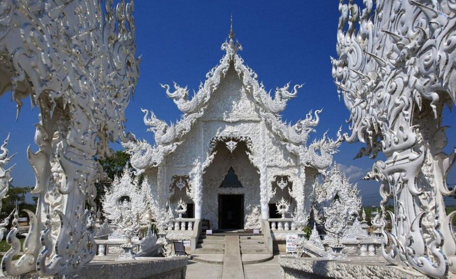 The White Temple ( Wat Rong Khun ) in Chiang Rai in Northern Thailand