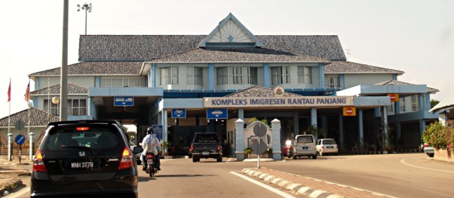 Border with Malaysia and Thailand at Sungai Kolok south of Narathiwat